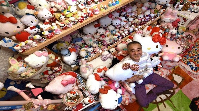 Retired Japanese police officer sets new Hello Kitty record